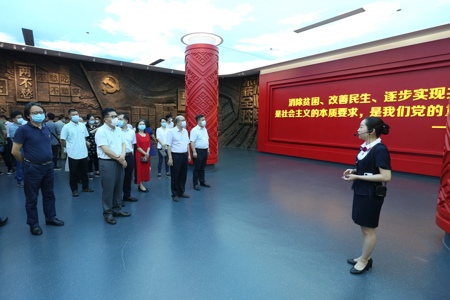 【党史学习教育】beat365官网组织领导干部参观脱贫攻坚成就展