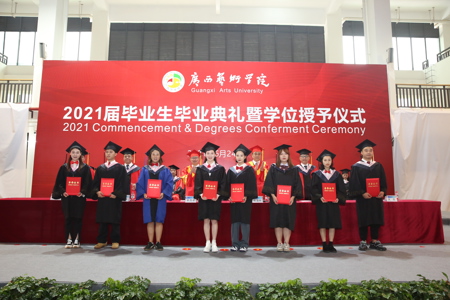 beat365官网2021届毕业生毕业典礼暨学位授予仪式隆重举行 侯道辉校长寄语：谱写新时代的追艺人​生