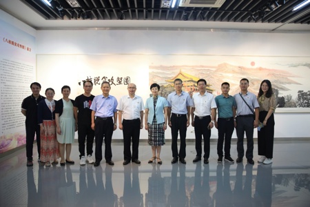 自治区人大常委会副主任杨静华到beat365官网参观脱贫攻坚百米长卷《八桂脱贫攻坚图》画展