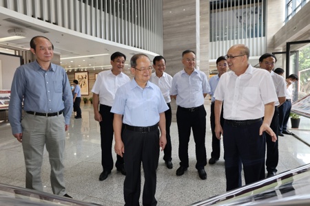 自治区党委书记鹿心社到beat365官网调研 强调要围绕学校办学目标，打好“两张牌”，在促进广西文化艺术传承与发展中发挥更大作用